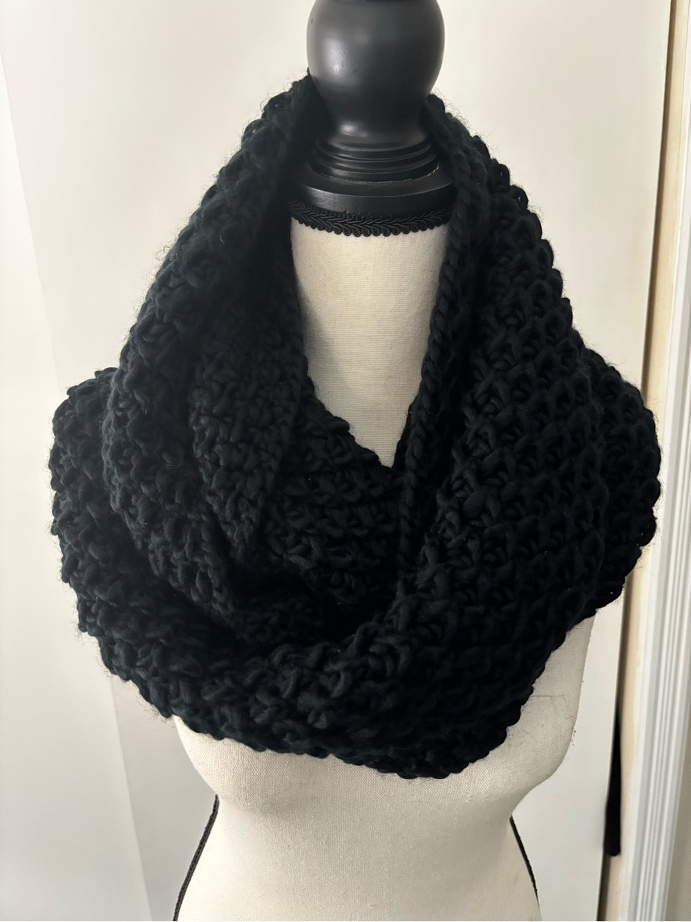 Old Navy Chunky Knit Infinity Scarf with Gloves in Black